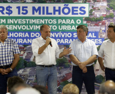 Umuarama recebe mais de 15 milhoes de reais em obras, alem de 900 mil para implementacao de um parque urbano, assinam os recursos os secretarios Joao Carlos Ortega e Marcio Nunes que representaram o governador Carlos Massa Ratinho Junior.
Foto Gilson Abreu/Aen