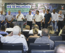 Umuarama recebe mais de 15 milhoes de reais em obras, alem de 900 mil para implementacao de um parque urbano, assinam os recursos os secretarios Joao Carlos Ortega e Marcio Nunes que representaram o governador Carlos Massa Ratinho Junior.
Foto Gilson Abreu/Aen