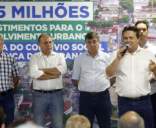 Umuarama recebe mais de 15 milhoes de reais em obras, alem de 900 mil para implementacao de um parque urbano, assinam os recursos os secretarios Joao Carlos Ortega e Marcio Nunes que representaram o governador Carlos Massa Ratinho Junior.
Foto Gilson Abreu/Aen