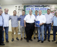 Umuarama recebe mais de 15 milhoes de reais em obras, alem de 900 mil para implementacao de um parque urbano, assinam os recursos os secretarios Joao Carlos Ortega e Marcio Nunes que representaram o governador Carlos Massa Ratinho Junior.
Foto Gilson Abreu/Aen