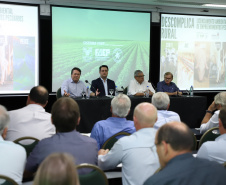 O governador Carlos Massa Ratinho Junior lançou nesta segunda-feira (27) o programa Descomplica Rural para agilizar os processos de licenciamento ambiental no campo. O objetivo é induzir o desenvolvimento sustentável com metodologia mais moderna, e permitir a geração de novos negócios e mais empregos.Foto: José Fernando Ogura/AEN