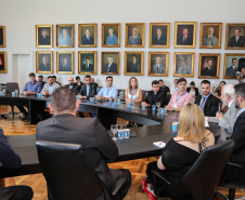 O vice governador Darci Piana empossa nesta terça-feira (28),membros do Conselho Estadual da Juventude. O CEJUV é um órgão colegiado de caráter consultivo, vinculado à Casa Civil por meio da assessoria especial para políticas públicas de juventude (AEJ), sendo composto por representantes da sociedade civil e do poder público com reconhecida atuação na defesa e promoção dos direitos da juventude.  Curitiba, 28/01/2020 -  Foto: Geraldo Bubniak/AEN