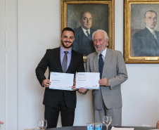 O vice governador Darci Piana empossa nesta terça-feira (28),membros do Conselho Estadual da Juventude. O CEJUV é um órgão colegiado de caráter consultivo, vinculado à Casa Civil por meio da assessoria especial para políticas públicas de juventude (AEJ), sendo composto por representantes da sociedade civil e do poder público com reconhecida atuação na defesa e promoção dos direitos da juventude.  Curitiba, 28/01/2020 -  Foto: Geraldo Bubniak/AEN
