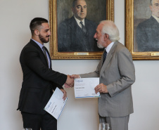 O vice governador Darci Piana empossa nesta terça-feira (28),membros do Conselho Estadual da Juventude. O CEJUV é um órgão colegiado de caráter consultivo, vinculado à Casa Civil por meio da assessoria especial para políticas públicas de juventude (AEJ), sendo composto por representantes da sociedade civil e do poder público com reconhecida atuação na defesa e promoção dos direitos da juventude.  Curitiba, 28/01/2020 -  Foto: Geraldo Bubniak/AEN