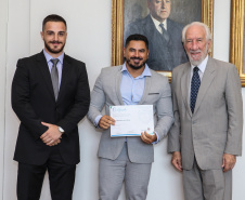 O vice governador Darci Piana empossa nesta terça-feira (28),membros do Conselho Estadual da Juventude. O CEJUV é um órgão colegiado de caráter consultivo, vinculado à Casa Civil por meio da assessoria especial para políticas públicas de juventude (AEJ), sendo composto por representantes da sociedade civil e do poder público com reconhecida atuação na defesa e promoção dos direitos da juventude.  Curitiba, 28/01/2020 -  Foto: Geraldo Bubniak/AEN