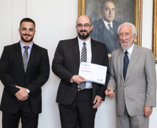 O vice governador Darci Piana empossa nesta terça-feira (28),membros do Conselho Estadual da Juventude. O CEJUV é um órgão colegiado de caráter consultivo, vinculado à Casa Civil por meio da assessoria especial para políticas públicas de juventude (AEJ), sendo composto por representantes da sociedade civil e do poder público com reconhecida atuação na defesa e promoção dos direitos da juventude.  Curitiba, 28/01/2020 -  Foto: Geraldo Bubniak/AEN
