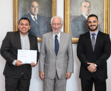 O vice governador Darci Piana empossa nesta terça-feira (28),membros do Conselho Estadual da Juventude. O CEJUV é um órgão colegiado de caráter consultivo, vinculado à Casa Civil por meio da assessoria especial para políticas públicas de juventude (AEJ), sendo composto por representantes da sociedade civil e do poder público com reconhecida atuação na defesa e promoção dos direitos da juventude.  Curitiba, 28/01/2020 -  Foto: Geraldo Bubniak/AEN