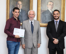 O vice governador Darci Piana empossa nesta terça-feira (28),membros do Conselho Estadual da Juventude. O CEJUV é um órgão colegiado de caráter consultivo, vinculado à Casa Civil por meio da assessoria especial para políticas públicas de juventude (AEJ), sendo composto por representantes da sociedade civil e do poder público com reconhecida atuação na defesa e promoção dos direitos da juventude.  Curitiba, 28/01/2020 -  Foto: Geraldo Bubniak/AEN