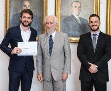 O vice governador Darci Piana empossa nesta terça-feira (28),membros do Conselho Estadual da Juventude. O CEJUV é um órgão colegiado de caráter consultivo, vinculado à Casa Civil por meio da assessoria especial para políticas públicas de juventude (AEJ), sendo composto por representantes da sociedade civil e do poder público com reconhecida atuação na defesa e promoção dos direitos da juventude.  Curitiba, 28/01/2020 -  Foto: Geraldo Bubniak/AEN