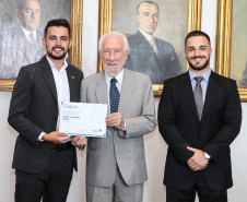 O vice governador Darci Piana empossa nesta terça-feira (28),membros do Conselho Estadual da Juventude. O CEJUV é um órgão colegiado de caráter consultivo, vinculado à Casa Civil por meio da assessoria especial para políticas públicas de juventude (AEJ), sendo composto por representantes da sociedade civil e do poder público com reconhecida atuação na defesa e promoção dos direitos da juventude.  Curitiba, 28/01/2020 -  Foto: Geraldo Bubniak/AEN