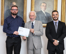 O vice governador Darci Piana empossa nesta terça-feira (28),membros do Conselho Estadual da Juventude. O CEJUV é um órgão colegiado de caráter consultivo, vinculado à Casa Civil por meio da assessoria especial para políticas públicas de juventude (AEJ), sendo composto por representantes da sociedade civil e do poder público com reconhecida atuação na defesa e promoção dos direitos da juventude.  Curitiba, 28/01/2020 -  Foto: Geraldo Bubniak/AEN