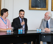O vice governador Darci Piana empossa nesta terça-feira (28),membros do Conselho Estadual da Juventude. O CEJUV é um órgão colegiado de caráter consultivo, vinculado à Casa Civil por meio da assessoria especial para políticas públicas de juventude (AEJ), sendo composto por representantes da sociedade civil e do poder público com reconhecida atuação na defesa e promoção dos direitos da juventude.  Curitiba, 28/01/2020 -  Foto: Geraldo Bubniak/AEN