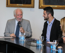 O vice governador Darci Piana empossa nesta terça-feira (28),membros do Conselho Estadual da Juventude. O CEJUV é um órgão colegiado de caráter consultivo, vinculado à Casa Civil por meio da assessoria especial para políticas públicas de juventude (AEJ), sendo composto por representantes da sociedade civil e do poder público com reconhecida atuação na defesa e promoção dos direitos da juventude.  Curitiba, 28/01/2020 -  Foto: Geraldo Bubniak/AEN