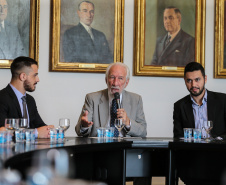 O vice governador Darci Piana empossa nesta terça-feira (28),membros do Conselho Estadual da Juventude. O CEJUV é um órgão colegiado de caráter consultivo, vinculado à Casa Civil por meio da assessoria especial para políticas públicas de juventude (AEJ), sendo composto por representantes da sociedade civil e do poder público com reconhecida atuação na defesa e promoção dos direitos da juventude.  Curitiba, 28/01/2020 -  Foto: Geraldo Bubniak/AEN