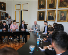 O vice governador Darci Piana empossa nesta terça-feira (28),membros do Conselho Estadual da Juventude. O CEJUV é um órgão colegiado de caráter consultivo, vinculado à Casa Civil por meio da assessoria especial para políticas públicas de juventude (AEJ), sendo composto por representantes da sociedade civil e do poder público com reconhecida atuação na defesa e promoção dos direitos da juventude.  Curitiba, 28/01/2020 -  Foto: Geraldo Bubniak/AEN