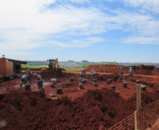 As obras de implantação de mais um reservatório de água para Cascavel tiveram início na primeira quinzena de janeiro. A nova unidade terá capacidade para armazenar 2 milhões de litros de água e vai beneficiar diretamente aos moradores na região Norte da cidade. Com esse empreendimento, a Sanepar amplia em 200% a capacidade de reservação dos bairros que integram a região.  -  Cascavel, 29/01/2020  - Foto: Divulgação Sanepar