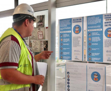 A empresa pública Portos do Paraná intensificou as medidas sanitárias e práticas de controle de tripulação para minimizar os riscos de infecção pelo novo coronavírus. Seguindo regulamentações sanitárias internacionais, a autoridade portuária segue um protocolo diferenciado para embarcações e tripulantes vindos das áreas epidêmicas.