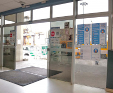 A empresa pública Portos do Paraná intensificou as medidas sanitárias e práticas de controle de tripulação para minimizar os riscos de infecção pelo novo coronavírus. Seguindo regulamentações sanitárias internacionais, a autoridade portuária segue um protocolo diferenciado para embarcações e tripulantes vindos das áreas epidêmicas.