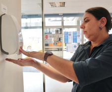 A empresa pública Portos do Paraná intensificou as medidas sanitárias e práticas de controle de tripulação para minimizar os riscos de infecção pelo novo coronavírus. Seguindo regulamentações sanitárias internacionais, a autoridade portuária segue um protocolo diferenciado para embarcações e tripulantes vindos das áreas epidêmicas.