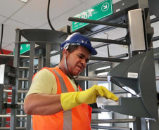 A empresa pública Portos do Paraná intensificou as medidas sanitárias e práticas de controle de tripulação para minimizar os riscos de infecção pelo novo coronavírus. Seguindo regulamentações sanitárias internacionais, a autoridade portuária segue um protocolo diferenciado para embarcações e tripulantes vindos das áreas epidêmicas.