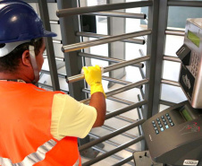 A empresa pública Portos do Paraná intensificou as medidas sanitárias e práticas de controle de tripulação para minimizar os riscos de infecção pelo novo coronavírus. Seguindo regulamentações sanitárias internacionais, a autoridade portuária segue um protocolo diferenciado para embarcações e tripulantes vindos das áreas epidêmicas.