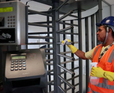 A empresa pública Portos do Paraná intensificou as medidas sanitárias e práticas de controle de tripulação para minimizar os riscos de infecção pelo novo coronavírus. Seguindo regulamentações sanitárias internacionais, a autoridade portuária segue um protocolo diferenciado para embarcações e tripulantes vindos das áreas epidêmicas.