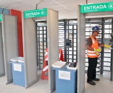 A empresa pública Portos do Paraná intensificou as medidas sanitárias e práticas de controle de tripulação para minimizar os riscos de infecção pelo novo coronavírus. Seguindo regulamentações sanitárias internacionais, a autoridade portuária segue um protocolo diferenciado para embarcações e tripulantes vindos das áreas epidêmicas.