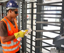 A empresa pública Portos do Paraná intensificou as medidas sanitárias e práticas de controle de tripulação para minimizar os riscos de infecção pelo novo coronavírus. Seguindo regulamentações sanitárias internacionais, a autoridade portuária segue um protocolo diferenciado para embarcações e tripulantes vindos das áreas epidêmicas.