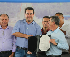 O Governador Carlos Massa Ratinho Junior entrega a ordem de serviço para as obras de duplicação do trecho Norte da Avenida Rui Barbosa, um dos principais eixos viários de São José dos Pinhais, na Região Metropolitana de Curitiba.  São José dos Pinhais, 29/01/2020 - Foto: Geraldo Bubniak/AEN