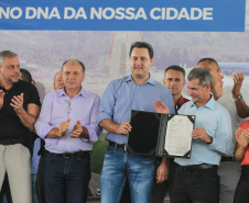 O Governador Carlos Massa Ratinho Junior entrega a ordem de serviço para as obras de duplicação do trecho Norte da Avenida Rui Barbosa, um dos principais eixos viários de São José dos Pinhais, na Região Metropolitana de Curitiba.  São José dos Pinhais, 29/01/2020 - Foto: Geraldo Bubniak/AEN