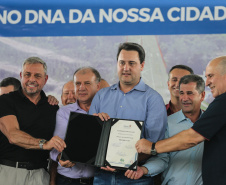 O Governador Carlos Massa Ratinho Junior entrega a ordem de serviço para as obras de duplicação do trecho Norte da Avenida Rui Barbosa, um dos principais eixos viários de São José dos Pinhais, na Região Metropolitana de Curitiba.  São José dos Pinhais, 29/01/2020 - Foto: Geraldo Bubniak/AEN