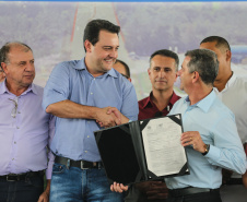 O Governador Carlos Massa Ratinho Junior entrega a ordem de serviço para as obras de duplicação do trecho Norte da Avenida Rui Barbosa, um dos principais eixos viários de São José dos Pinhais, na Região Metropolitana de Curitiba.  São José dos Pinhais, 29/01/2020 - Foto: Geraldo Bubniak/AEN