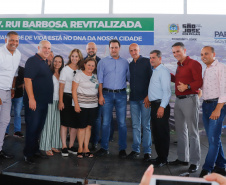 Com apoio do Governo do Estado, uma das mais importantes vias de São José dos Pinhais, na Região Metropolitana de Curitiba (RMC), será duplicada e revitalizada. O governador Carlos Massa Ratinho Junior assinou nesta quarta-feira (29), na Praça da Juventude, no bairro Guatupê, a ordem de serviço para o início das obras de duplicação da Avenida Rui Barbosa, Trecho Norte. 