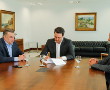A regulamentação da Lei nº 19.784, de 20 de dezembro de 2018, que institui a Política Estadual de Economia Solidária, assinada pelo governador Ratinho Junior e pelo secretário da Justiça, Família e Trabalho, Ney Leprevost
Foto: Rodrigo Felix Leal
