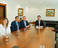 A regulamentação da Lei nº 19.784, de 20 de dezembro de 2018, que institui a Política Estadual de Economia Solidária, assinada pelo governador Ratinho Junior e pelo secretário da Justiça, Família e Trabalho, Ney Leprevost
Foto: Rodrigo Felix Leal