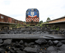 De acordo com a Secretaria da Infraestrutura e Logística, parceria com a Rumo vai fazer com que o volume de produtos transportados na malha ferroviária que liga Cascavel a Guarapuava passe de 1,1 milhão de toneladas por ano para cerca de 2 milhões/ano.
Foto: Jaelson Lucas