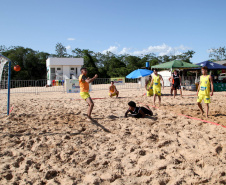As atividades do Verão Maior, do Governo do Estado, também estão presentes na Costa Noroeste. Os balneários do Rio Paraná, que recebem milhares de turistas, principalmente em fim de semana, contam com reforço na área de segurança, orientações e testes rápidos feitos pelas equipes da Saúde, campeonatos e atividades de esporte e lazer.Foto: Ari Dias/AEN