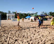 As atividades do Verão Maior, do Governo do Estado, também estão presentes na Costa Noroeste. Os balneários do Rio Paraná, que recebem milhares de turistas, principalmente em fim de semana, contam com reforço na área de segurança, orientações e testes rápidos feitos pelas equipes da Saúde, campeonatos e atividades de esporte e lazer.Foto: Ari Dias/AEN