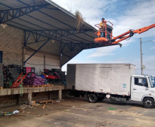 A Ceasa Curitiba realizou nesta semana mais uma etapa da campanha para eliminar criadouros do mosquito da dengue. As medidas preventivas começaram com a limpeza e retirada de entulhos, e de calhas do entorno do Mercado de Flores da unidade. Foto: Ceasa