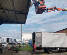 A Ceasa Curitiba realizou nesta semana mais uma etapa da campanha para eliminar criadouros do mosquito da dengue. As medidas preventivas começaram com a limpeza e retirada de entulhos, e de calhas do entorno do Mercado de Flores da unidade. Foto: Ceasa