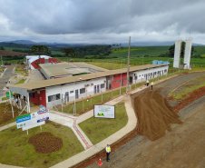 O governador Carlos Massa Ratinho Junior inaugurou nesta sexta-feira (31) a primeira escola técnica de operação florestal do Brasil, em Ortigueira, nos Campos Gerais. O Centro Estadual de Educação Profissional Florestal e Agrícola é fruto de uma parceria entre o Governo do Estado, a Klabin e a prefeitura. O investimento total foi de R$ 35 milhões, sendo R$ 12 milhões repassados pela Secretaria da Educação e do Esporte. Foto: José Fernando Ogura/AEN