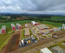 O governador Carlos Massa Ratinho Junior inaugurou nesta sexta-feira (31) a primeira escola técnica de operação florestal do Brasil, em Ortigueira, nos Campos Gerais. O Centro Estadual de Educação Profissional Florestal e Agrícola é fruto de uma parceria entre o Governo do Estado, a Klabin e a prefeitura. O investimento total foi de R$ 35 milhões, sendo R$ 12 milhões repassados pela Secretaria da Educação e do Esporte. Foto: José Fernando Ogura/AEN