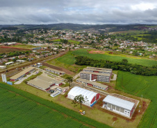 O governador Carlos Massa Ratinho Junior inaugurou nesta sexta-feira (31) a primeira escola técnica de operação florestal do Brasil, em Ortigueira, nos Campos Gerais. O Centro Estadual de Educação Profissional Florestal e Agrícola é fruto de uma parceria entre o Governo do Estado, a Klabin e a prefeitura. O investimento total foi de R$ 35 milhões, sendo R$ 12 milhões repassados pela Secretaria da Educação e do Esporte. Foto: José Fernando Ogura/AEN
