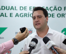 O governador Carlos Massa Ratinho Junior inaugurou nesta sexta-feira (31) a primeira escola técnica de operação florestal do Brasil, em Ortigueira, nos Campos Gerais. O Centro Estadual de Educação Profissional Florestal e Agrícola é fruto de uma parceria entre o Governo do Estado, a Klabin e a prefeitura. O investimento total foi de R$ 35 milhões, sendo R$ 12 milhões repassados pela Secretaria da Educação e do Esporte. Foto: José Fernando Ogura/AEN