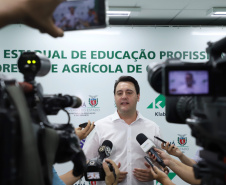 O governador Carlos Massa Ratinho Junior inaugurou nesta sexta-feira (31) a primeira escola técnica de operação florestal do Brasil, em Ortigueira, nos Campos Gerais. O Centro Estadual de Educação Profissional Florestal e Agrícola é fruto de uma parceria entre o Governo do Estado, a Klabin e a prefeitura. O investimento total foi de R$ 35 milhões, sendo R$ 12 milhões repassados pela Secretaria da Educação e do Esporte. Foto: José Fernando Ogura/AEN