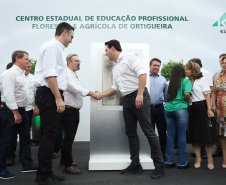 O governador Carlos Massa Ratinho Junior inaugurou nesta sexta-feira (31) a primeira escola técnica de operação florestal do Brasil, em Ortigueira, nos Campos Gerais. O Centro Estadual de Educação Profissional Florestal e Agrícola é fruto de uma parceria entre o Governo do Estado, a Klabin e a prefeitura. O investimento total foi de R$ 35 milhões, sendo R$ 12 milhões repassados pela Secretaria da Educação e do Esporte. Foto: José Fernando Ogura/AEN