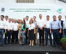 O governador Carlos Massa Ratinho Junior inaugurou nesta sexta-feira (31) a primeira escola técnica de operação florestal do Brasil, em Ortigueira, nos Campos Gerais. O Centro Estadual de Educação Profissional Florestal e Agrícola é fruto de uma parceria entre o Governo do Estado, a Klabin e a prefeitura. O investimento total foi de R$ 35 milhões, sendo R$ 12 milhões repassados pela Secretaria da Educação e do Esporte. Foto: José Fernando Ogura/AEN