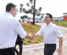 O governador Carlos Massa Ratinho Junior inaugurou nesta sexta-feira (31) a primeira escola técnica de operação florestal do Brasil, em Ortigueira, nos Campos Gerais. O Centro Estadual de Educação Profissional Florestal e Agrícola é fruto de uma parceria entre o Governo do Estado, a Klabin e a prefeitura. O investimento total foi de R$ 35 milhões, sendo R$ 12 milhões repassados pela Secretaria da Educação e do Esporte.