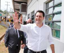 O governador Carlos Massa Ratinho Junior inaugurou nesta sexta-feira (31) a primeira escola técnica de operação florestal do Brasil, em Ortigueira, nos Campos Gerais. O Centro Estadual de Educação Profissional Florestal e Agrícola é fruto de uma parceria entre o Governo do Estado, a Klabin e a prefeitura. O investimento total foi de R$ 35 milhões, sendo R$ 12 milhões repassados pela Secretaria da Educação e do Esporte.