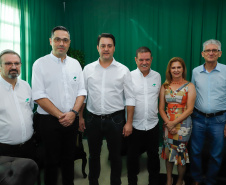 O governador Carlos Massa Ratinho Junior inaugurou nesta sexta-feira (31) a primeira escola técnica de operação florestal do Brasil, em Ortigueira, nos Campos Gerais. O Centro Estadual de Educação Profissional Florestal e Agrícola é fruto de uma parceria entre o Governo do Estado, a Klabin e a prefeitura. O investimento total foi de R$ 35 milhões, sendo R$ 12 milhões repassados pela Secretaria da Educação e do Esporte.